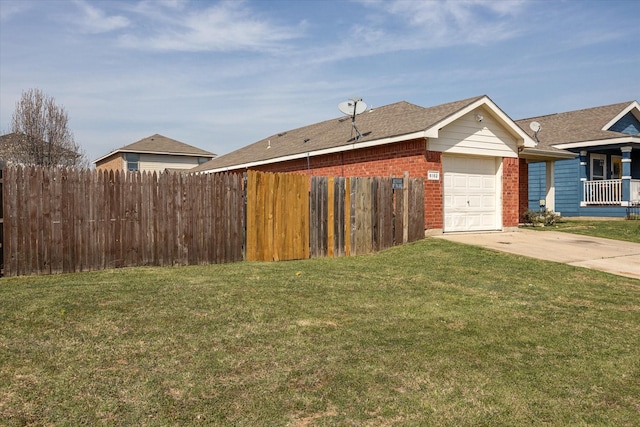 view of front of house featuring a garage and a front yard