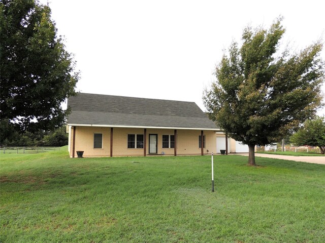 view of front of home featuring a front yard