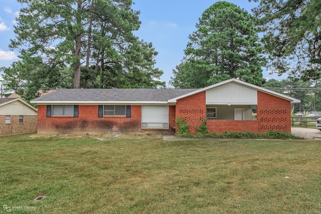 ranch-style house featuring a front yard