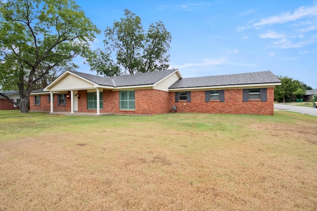 single story home with a front lawn