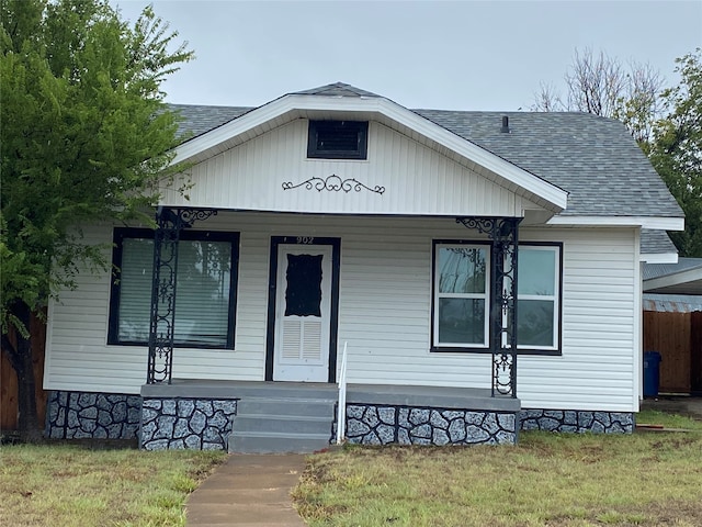 view of front facade featuring a front lawn and covered porch