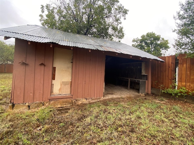 view of outdoor structure featuring an outdoor structure and fence