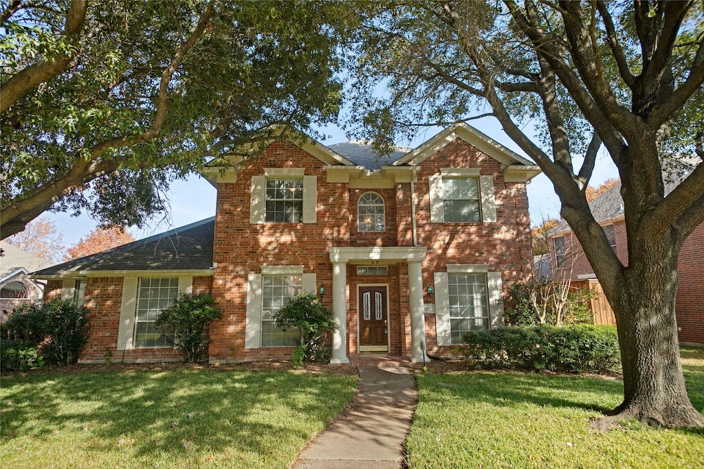 view of front of property with a front yard