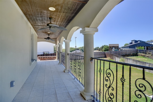 balcony featuring ceiling fan