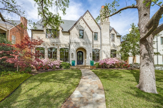 view of front facade with a front lawn