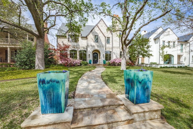 view of front facade featuring a front yard