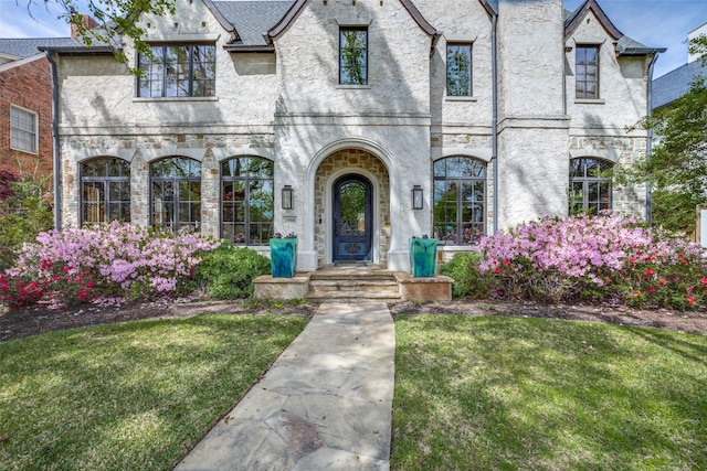 view of front of house with a front lawn