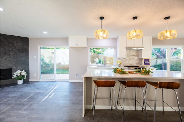 kitchen featuring white cabinetry, an inviting chandelier, sink, and a textured ceiling