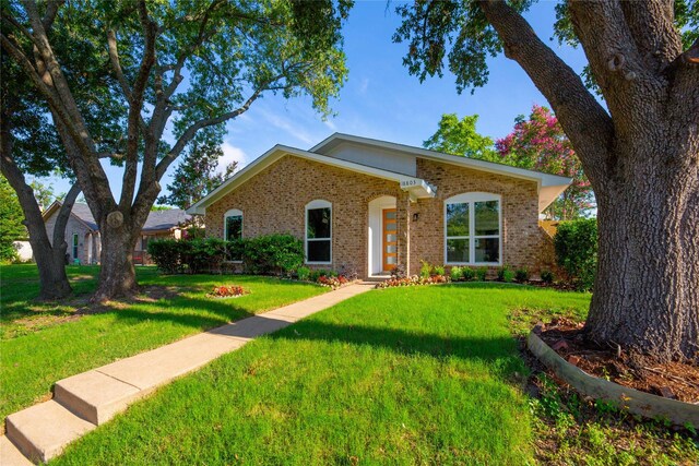 single story home featuring a front yard