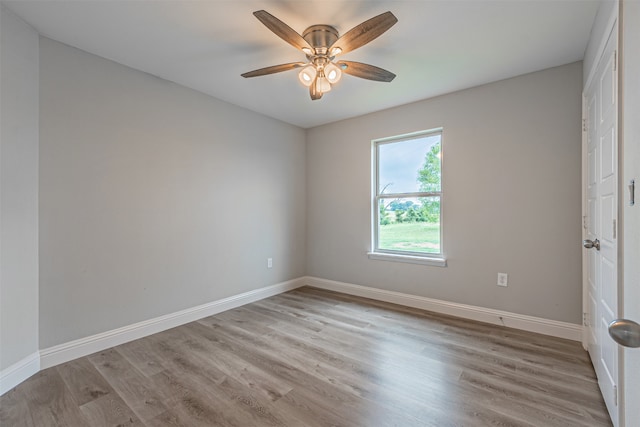 unfurnished room featuring light wood-type flooring and ceiling fan