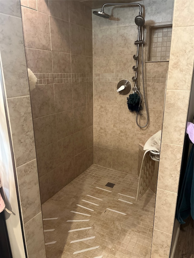 bathroom featuring a tile shower