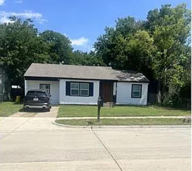 single story home with a front yard