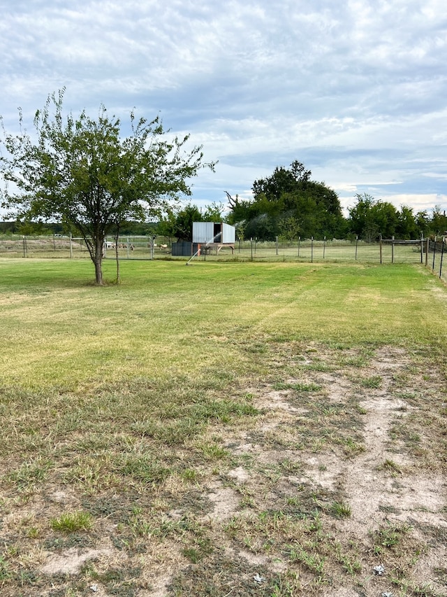 view of yard featuring a rural view