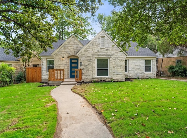 view of front of house featuring a front lawn