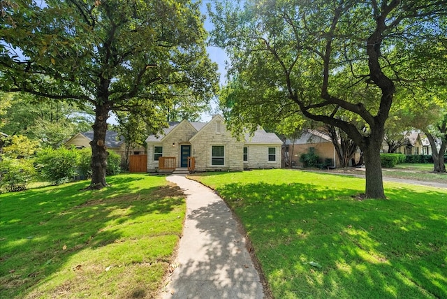 view of front of property featuring a front yard