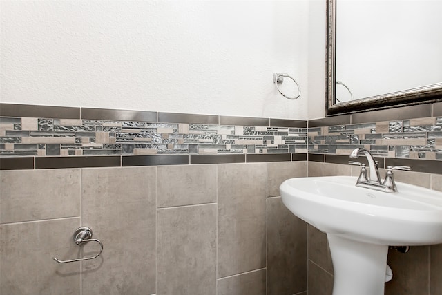 bathroom featuring tasteful backsplash and sink