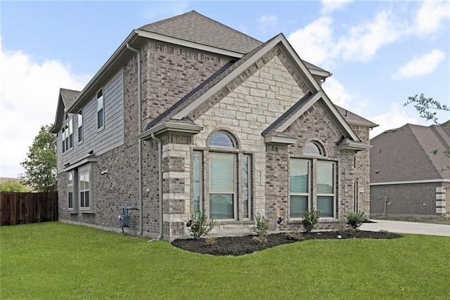 view of front of house featuring a front lawn