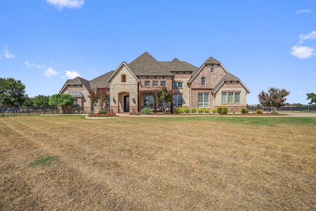 view of front of property featuring a front lawn