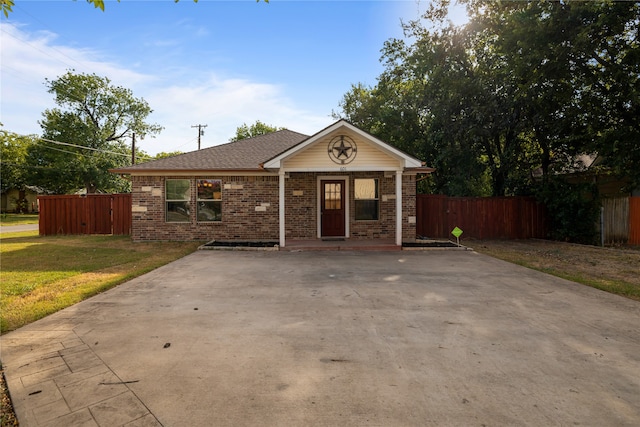 ranch-style home featuring a front lawn