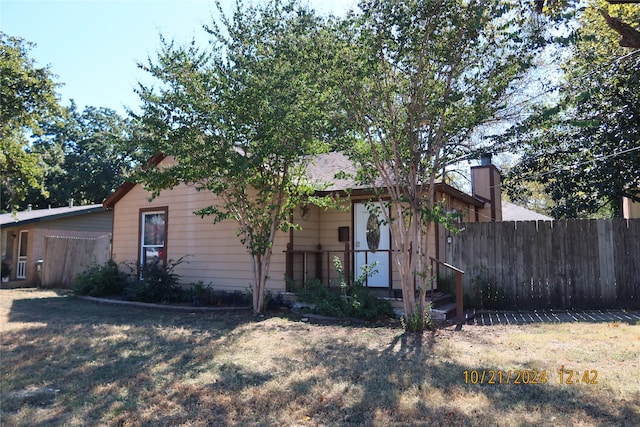 view of front of property with a front lawn