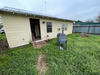 back of house featuring a lawn