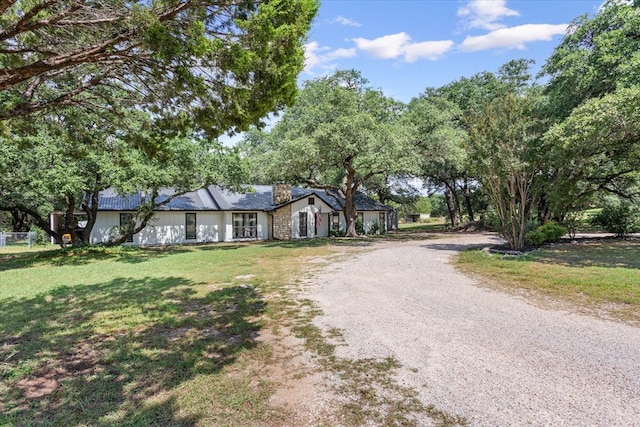 view of front facade featuring a front yard