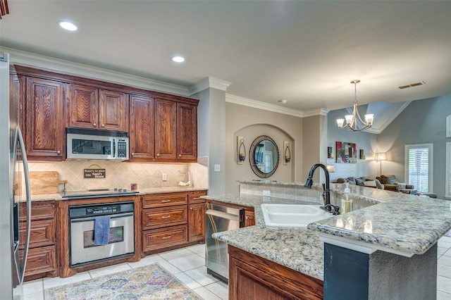 kitchen featuring stainless steel appliances, a kitchen island with sink, sink, a notable chandelier, and light tile patterned flooring