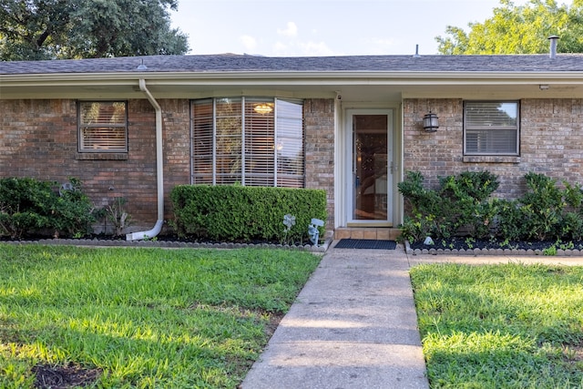 view of front of property featuring a front yard