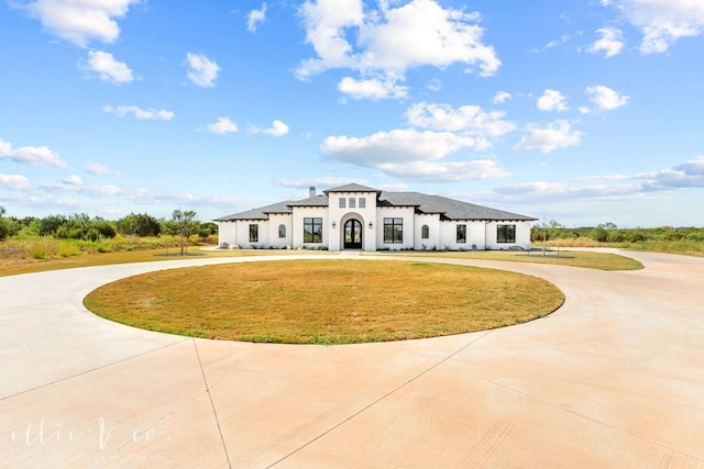 view of front facade featuring a front lawn