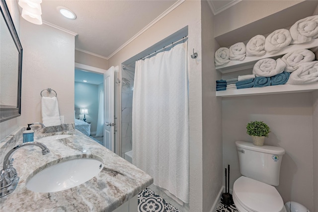 2516 Wildwood Way, Tool, TX 75143 - full bathroom with a sink, crown molding, toilet, and a shower with curtain