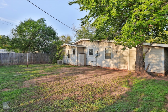 view of yard featuring cooling unit