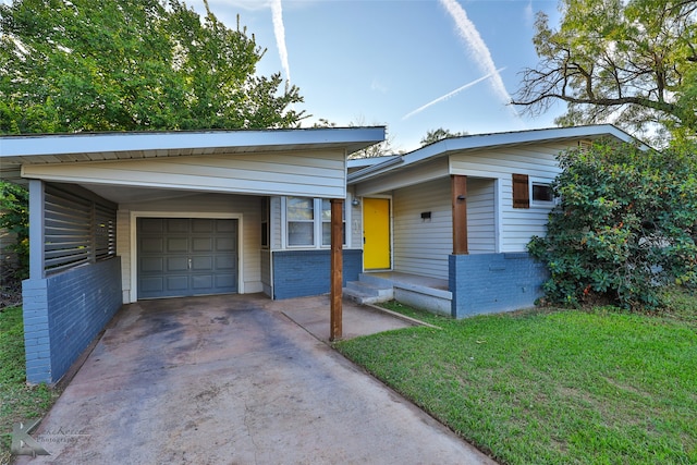 view of front facade featuring a garage, a carport, a front lawn, and covered porch