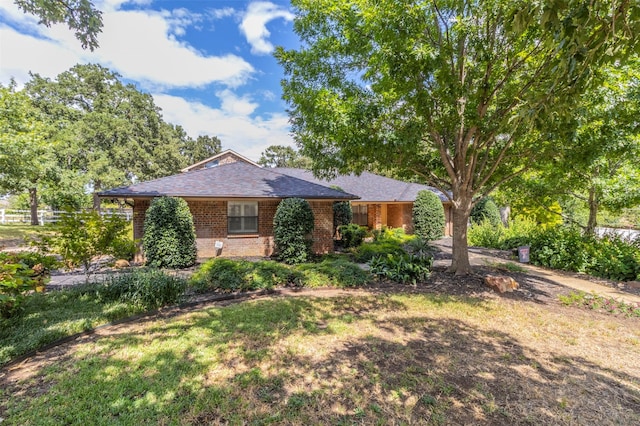 single story home with a front lawn