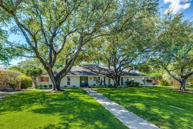 ranch-style house featuring a front lawn