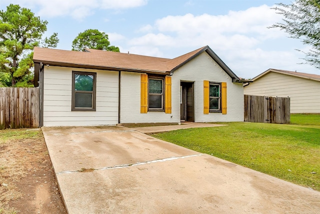 ranch-style house featuring a front lawn