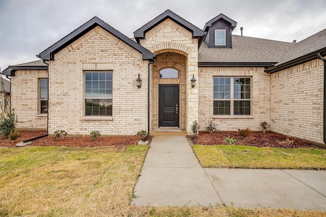 view of front facade featuring a front lawn