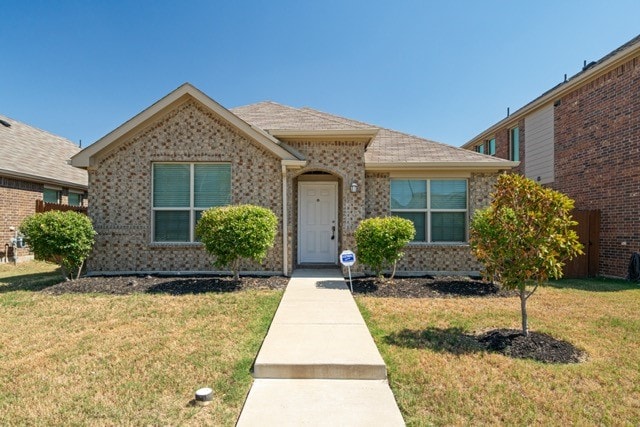 view of front facade featuring a front yard