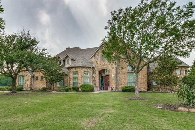 view of front facade with a front yard