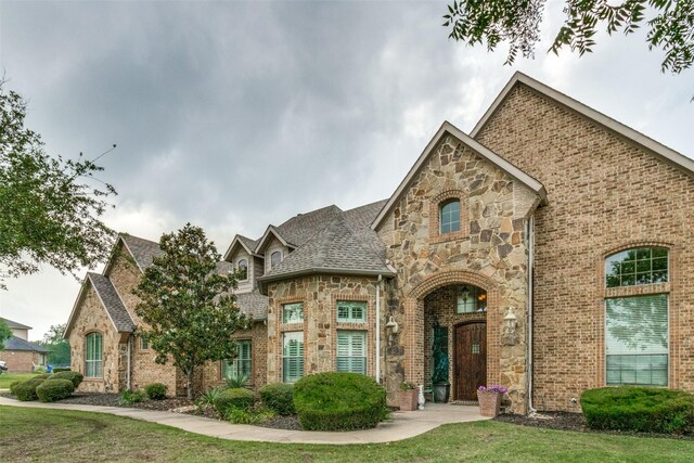 view of front of house featuring a front yard