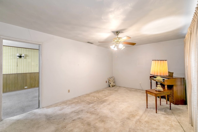 empty room with ceiling fan