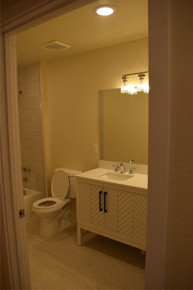 full bathroom with vanity, toilet, and tiled shower / bath