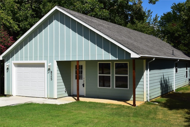 view of front of property featuring a front lawn, a garage, and roof with shingles