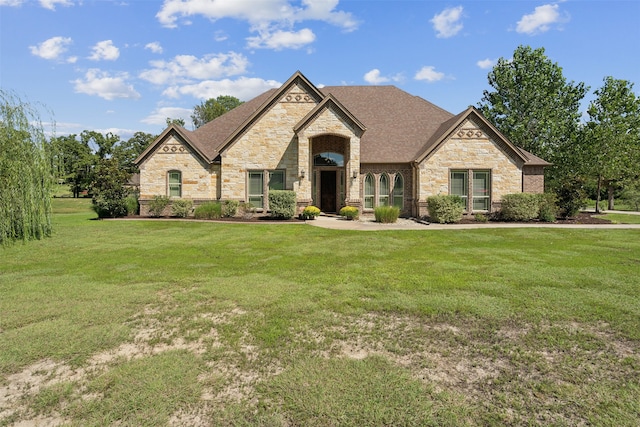 view of front of home featuring a front yard