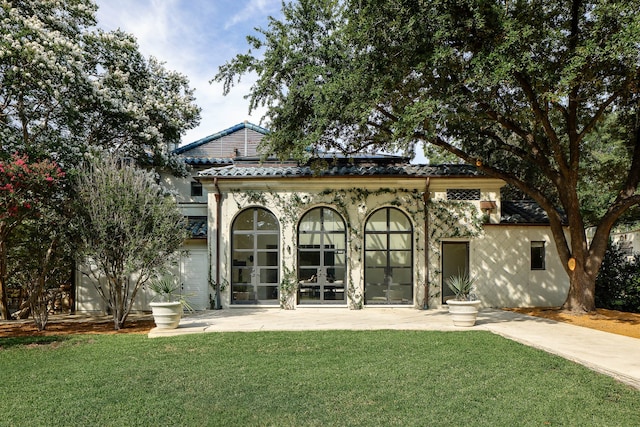 back of house featuring a lawn