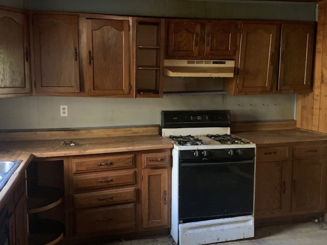 kitchen with decorative backsplash and white gas range