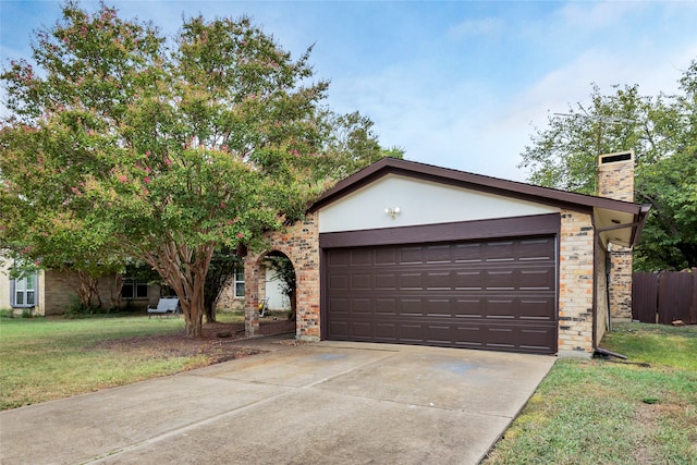 view of front facade featuring a garage and a front yard