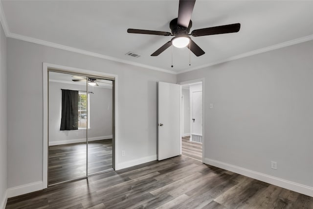 empty room with ornamental molding, ceiling fan, and dark hardwood / wood-style floors