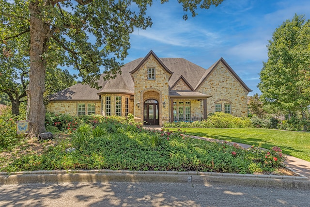 view of front of house featuring a front yard