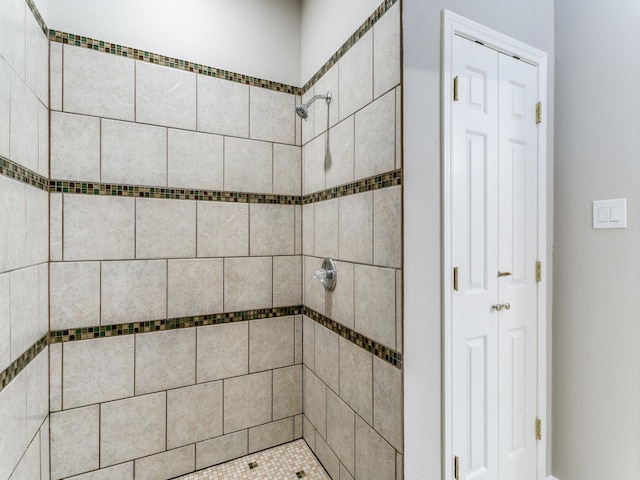 bathroom featuring tiled shower