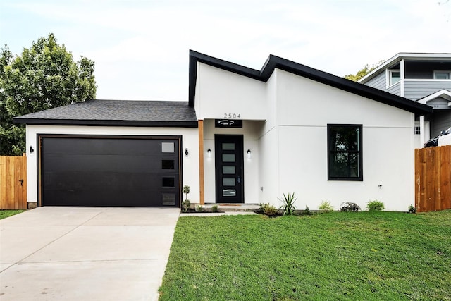 view of front of house featuring stucco siding, a garage, a front lawn, and fence